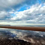 Wren - Part Of The The Bay Filey Village With Pool, Gym And Direct Access, Pub, Restaurant, Tennis And Meadows Walks Reighton